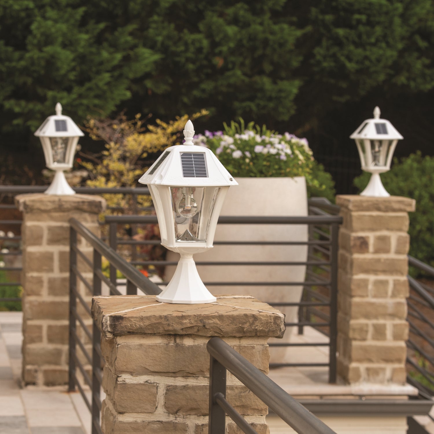 Gama Sonic - 105B233 - One Light Wall/Pier Mount - White