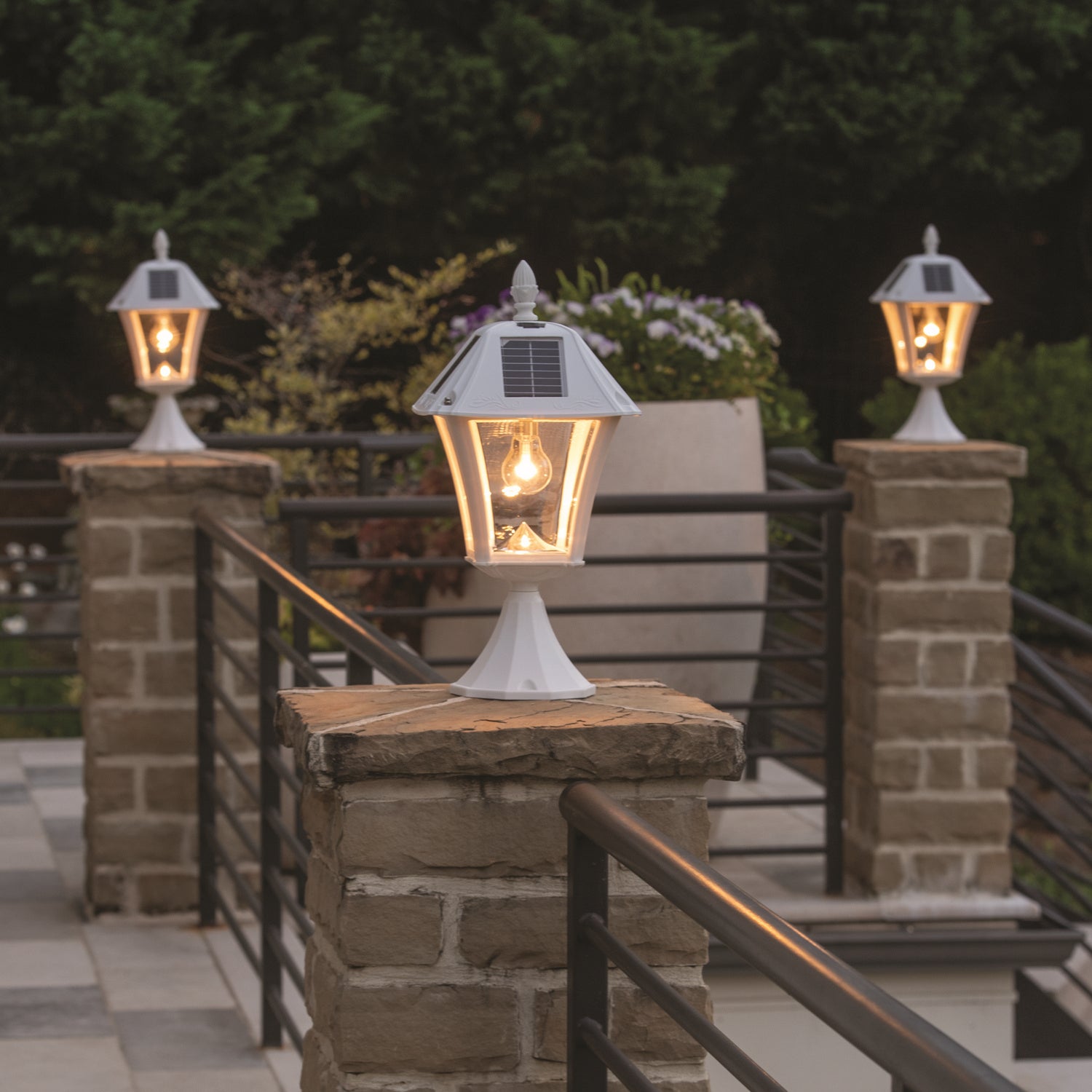 Gama Sonic - 105B233 - One Light Wall/Pier Mount - White