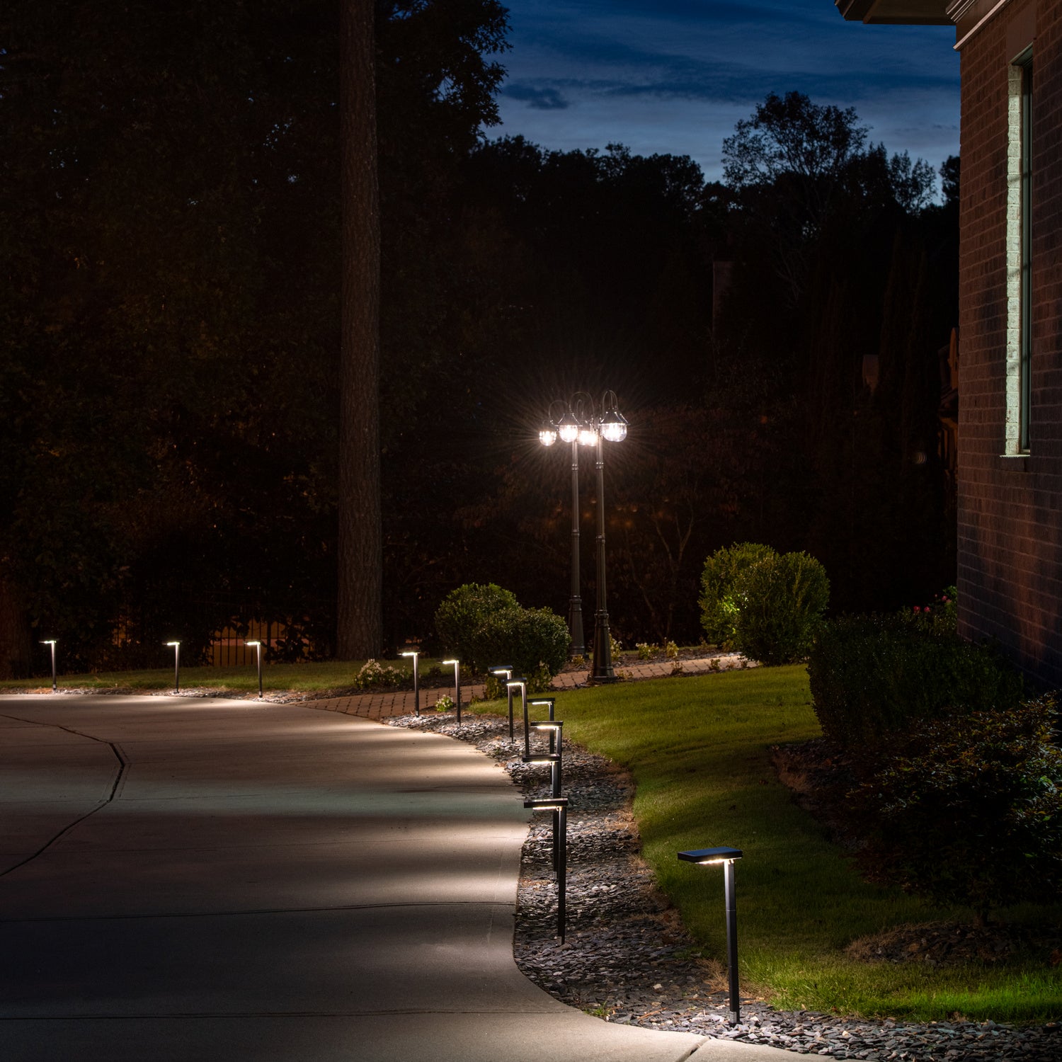 Gama Sonic - 117i90480 - Path Light with 3 Ground Stake Mounting Options - Bronze