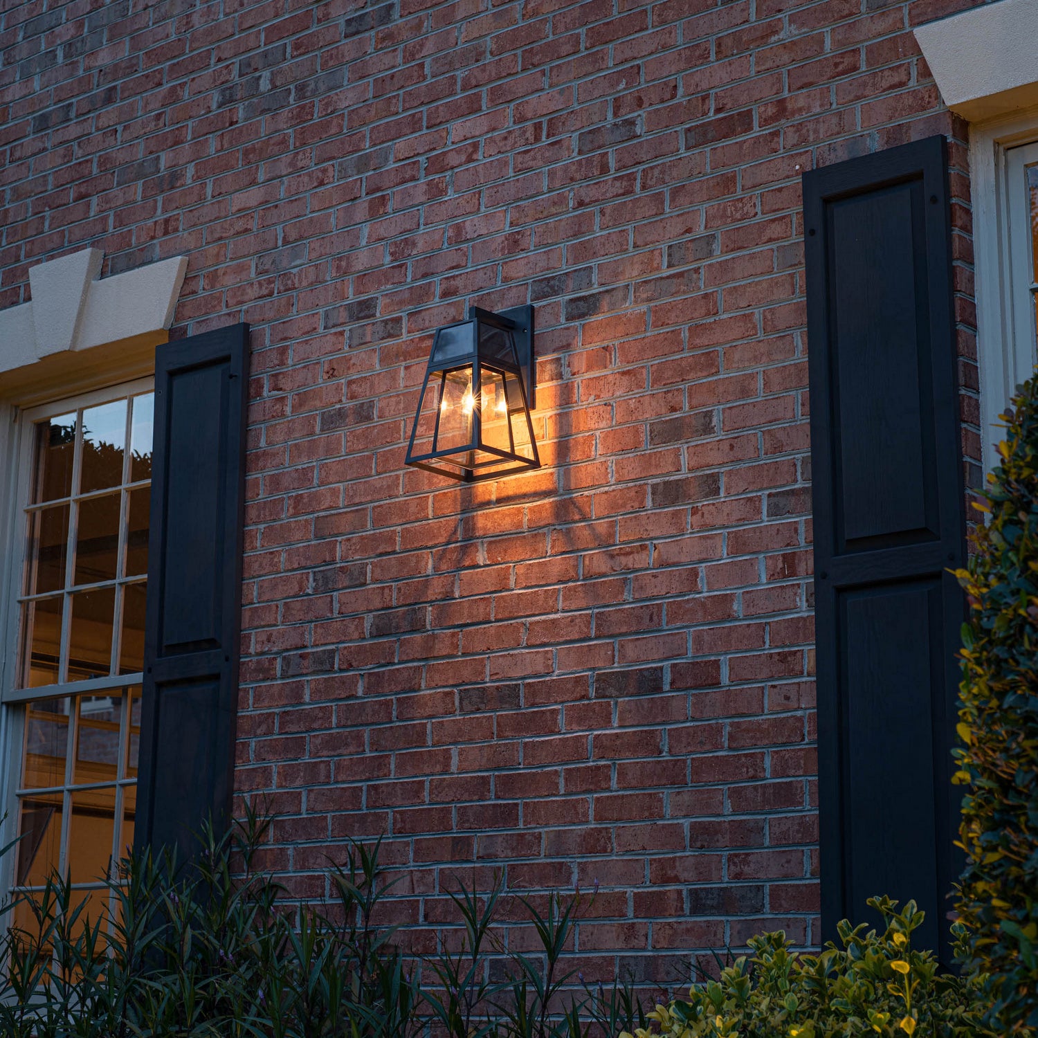 Gama Sonic - 66B50010 - Solar Wall Light - Black